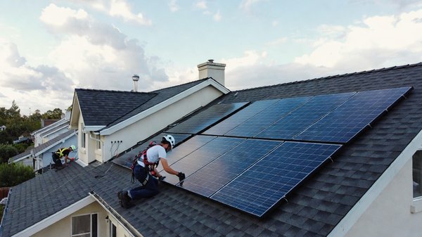 Guide d'installation des panneaux solaires photovoltaïques : retours d'expérience